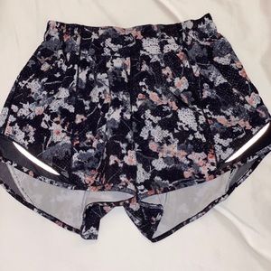 Lululemon Hotty Hot 4inch shorts